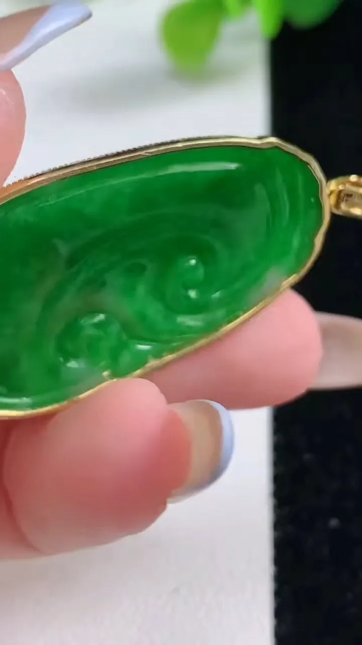 天然A货翡翠如意吊坠，尺寸39-21.8-3.4，重量:7.48g
11月12日