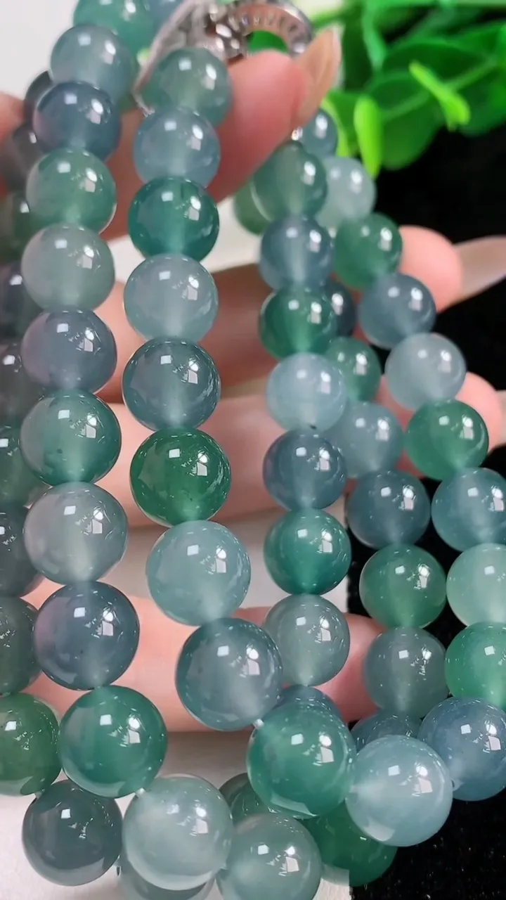 天然A货翡翠圆珠项链68颗，尺寸9.8，重量:114.58g11月12日
工厂直销收藏佳品,种好水足，色泽均匀，有种有色，上手高大气！