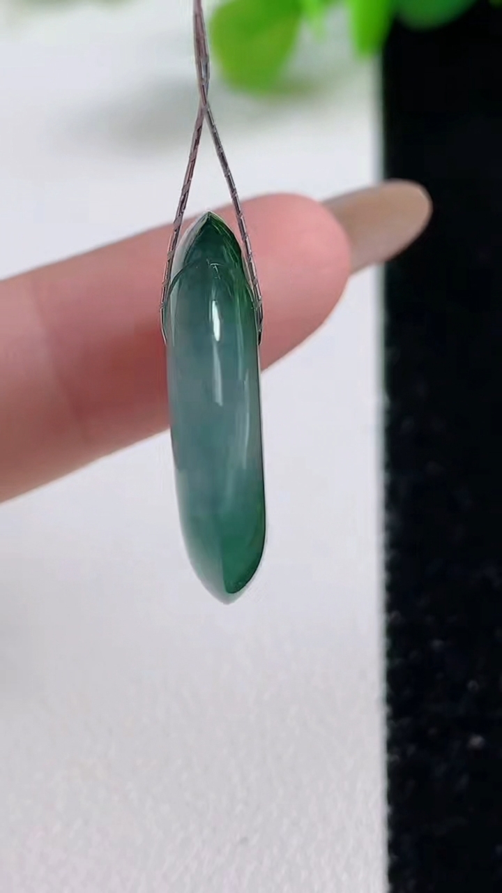 天然A货翡翠种飘花平安扣吊坠，尺寸22.4-4.7，重量:4.90g
11月12日