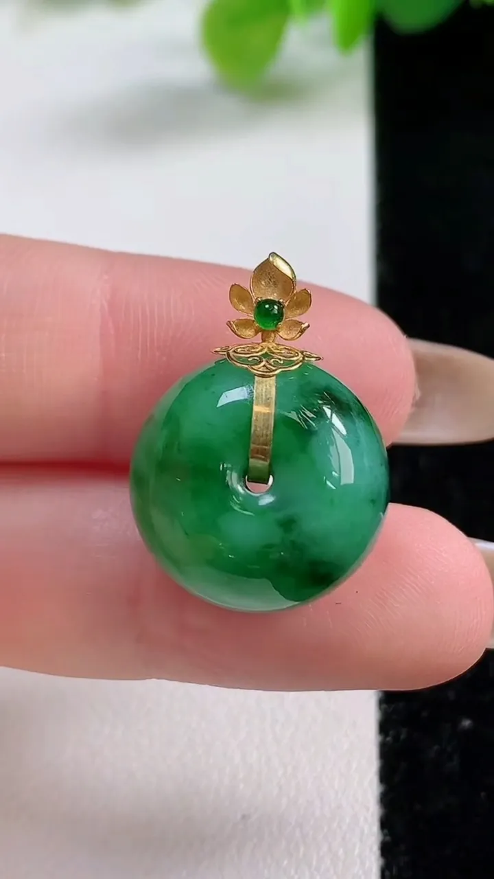 天然A货翡翠路路通吊坠，尺寸17-12.5，重量:7.37g
11月12日