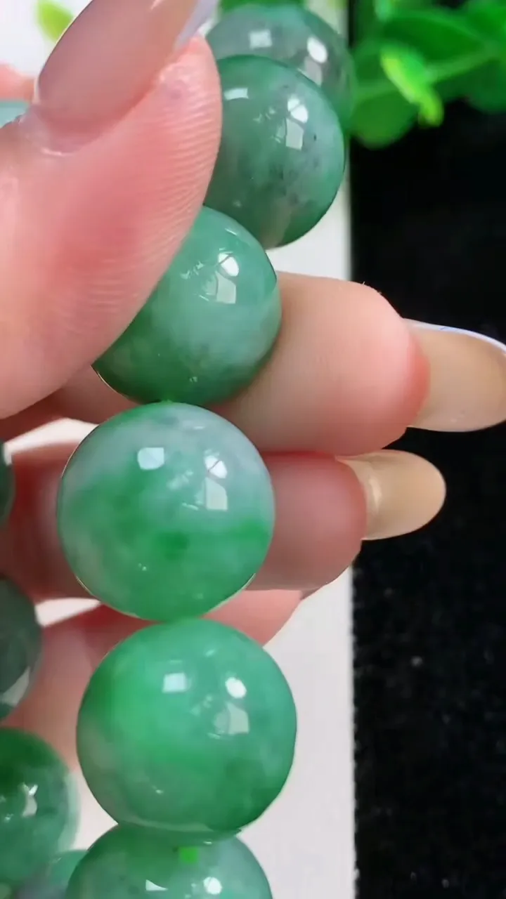 天然A货翡翠圆珠手串13颗，尺寸15.2，重量80.26g11月12日
工厂直销收藏佳品,种好水足，色泽均匀，有种有色，上手高大气！