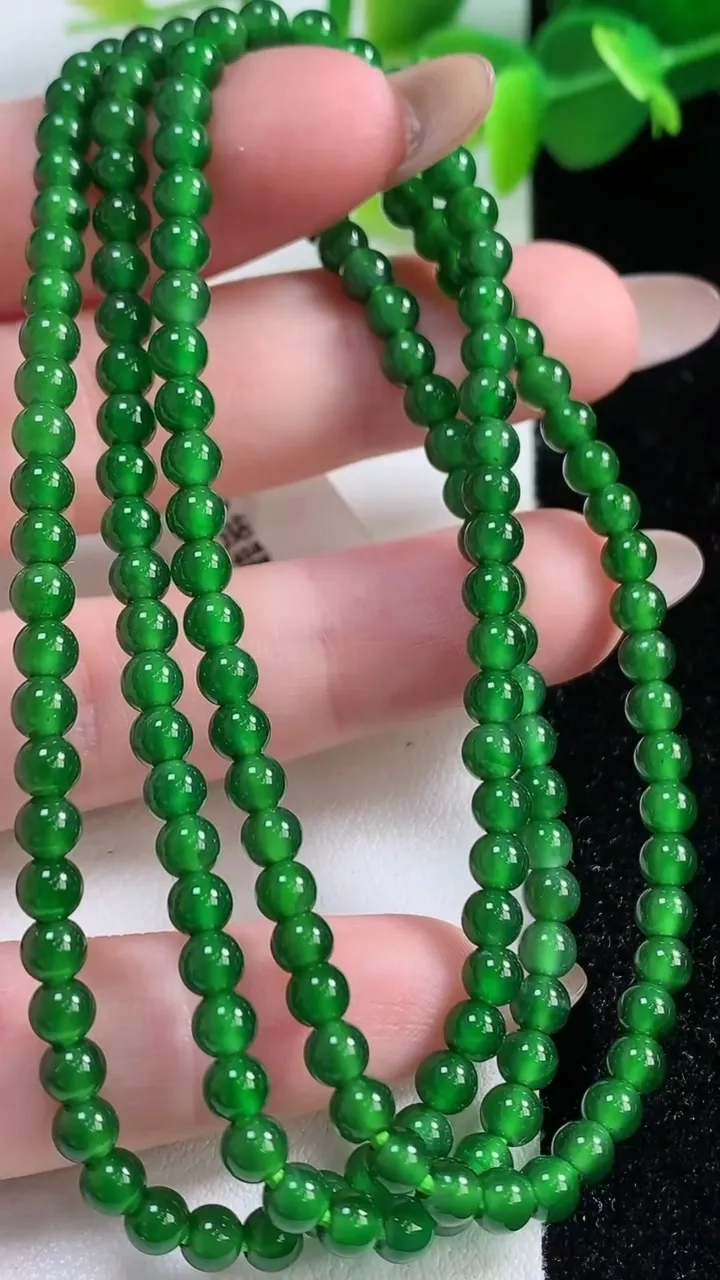 天然A货翡翠小米圆珠项链155颗，尺寸4，重量:17.50g
11月12日