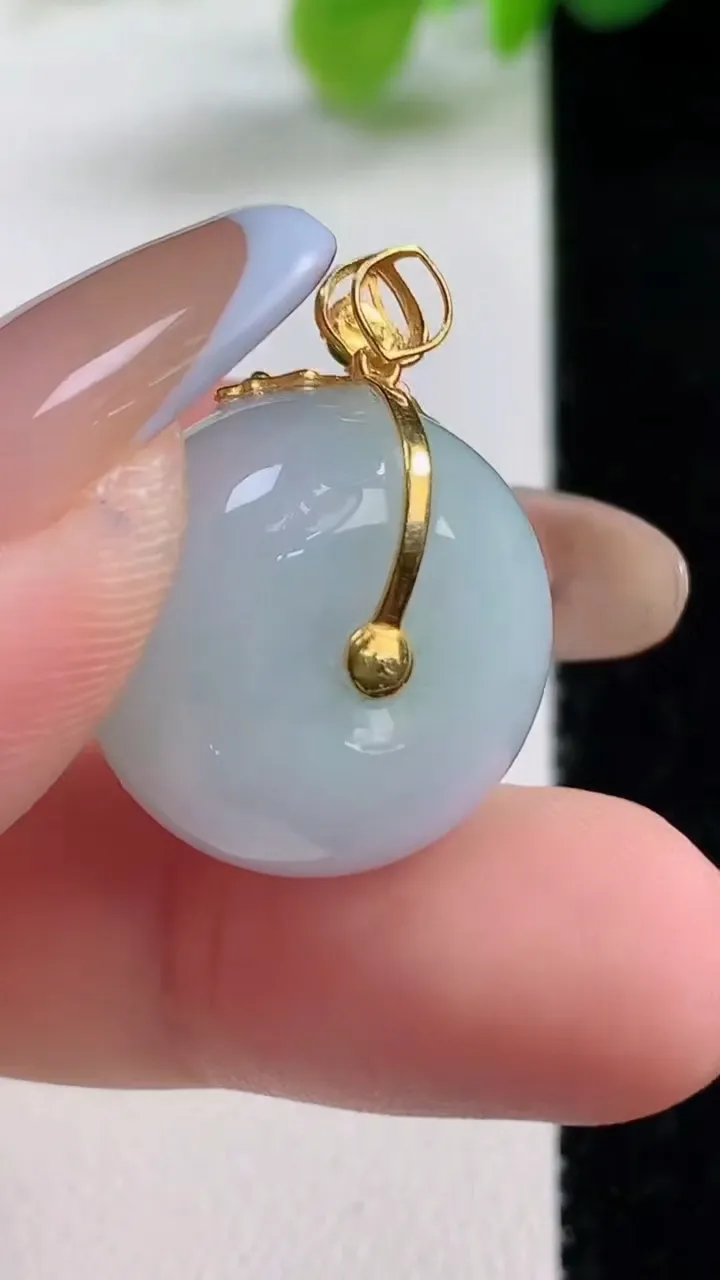 天然A货翡翠路路通吊坠，尺寸19.5-12，重量:9.95g
11月12日