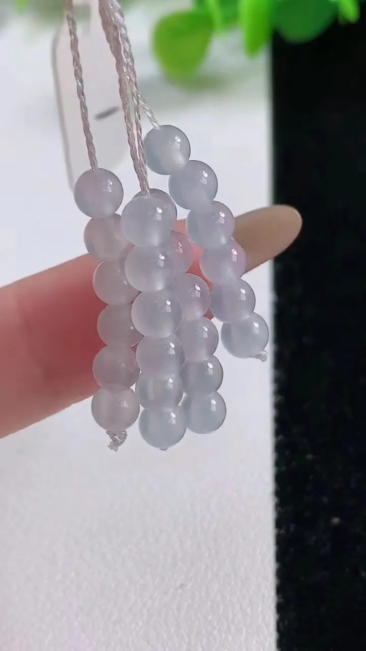 天然A货翡翠圆珠吊坠一手，尺寸4.6，重量:3.58g
11月12日