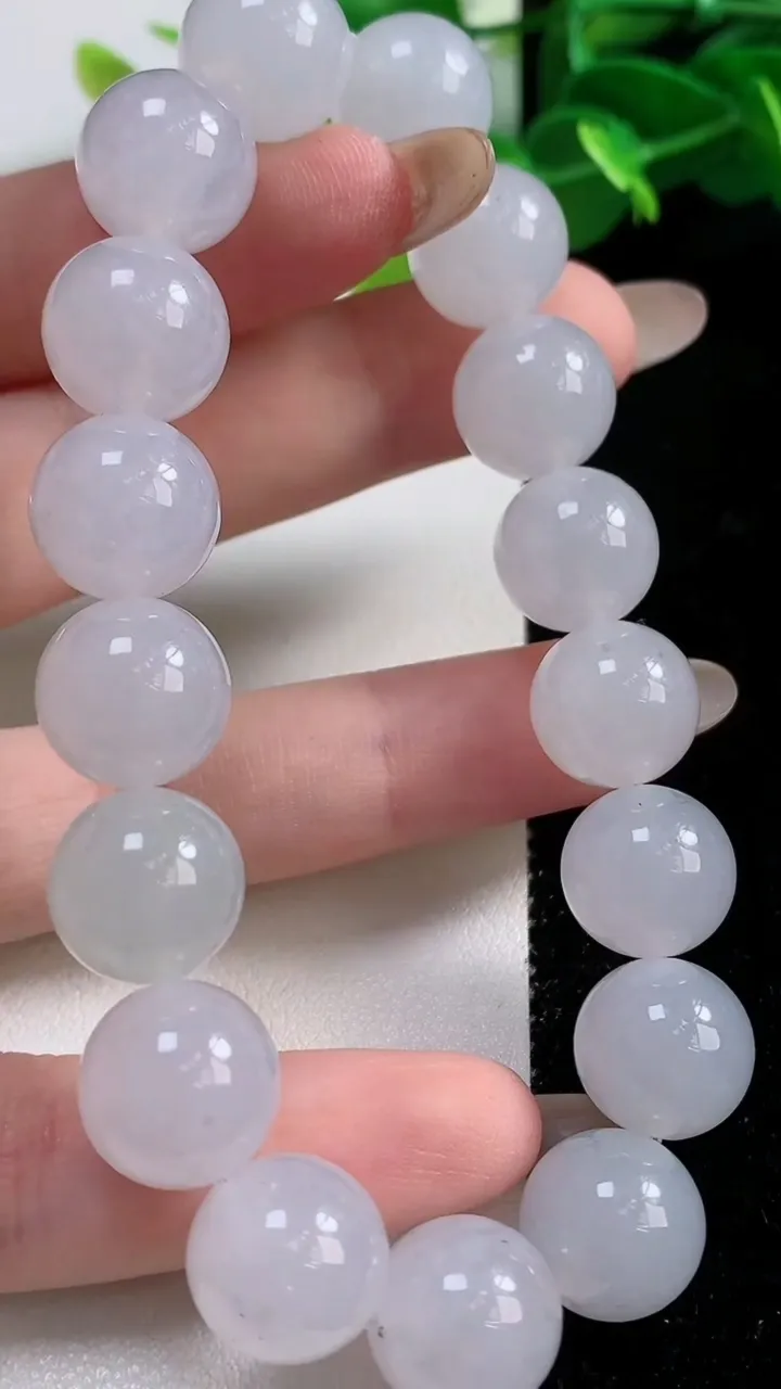天然A货翡翠种白冰圆珠手串17颗，尺寸12.4，重量:56.42g11月12日
工厂直销收藏佳品,种好水足，色泽均匀，有种有色，上手高大气！