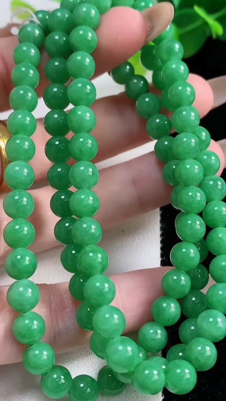 天然A货翡翠圆珠项链94颗，尺寸6.4，重量:45.90g11月12日
工厂直销收藏佳品,种好水足，色泽均匀，有种有色，上手高大气！