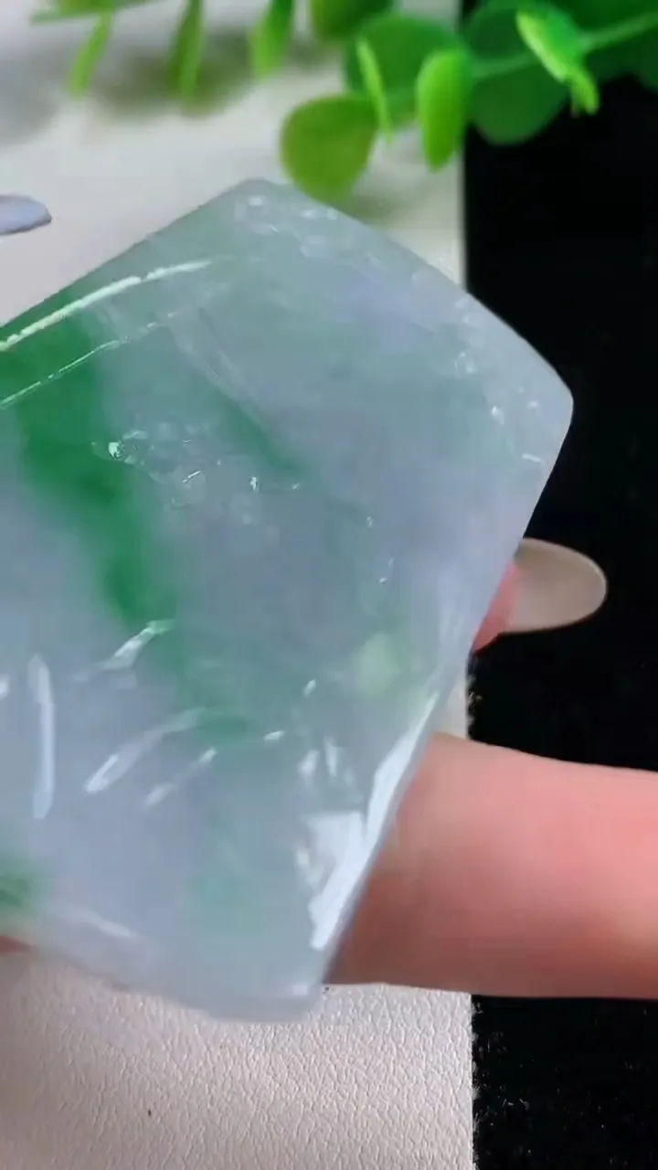 天然A货翡翠山水牌吊坠，尺寸62.4-41.8-6.2，重量:34.26g
11月12日