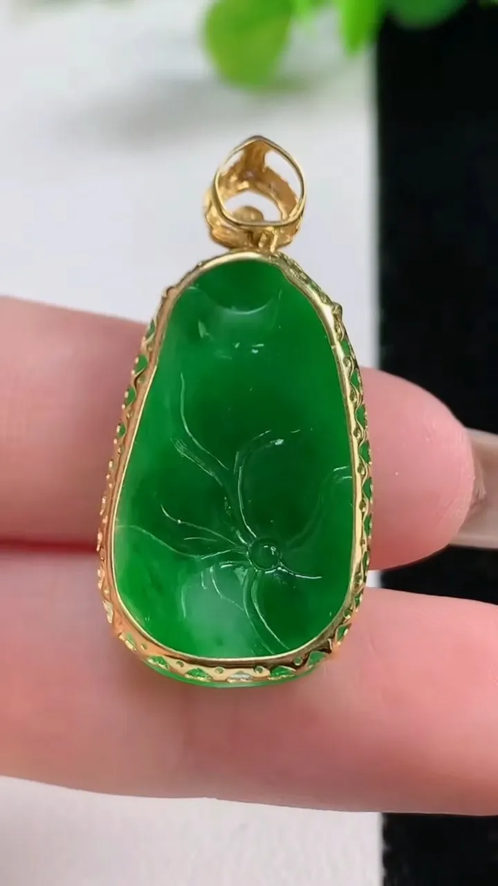 天然A货翡翠和和美美 荷叶鱼吊坠，尺寸27-16.5-5，重量:3.36g
11月12日