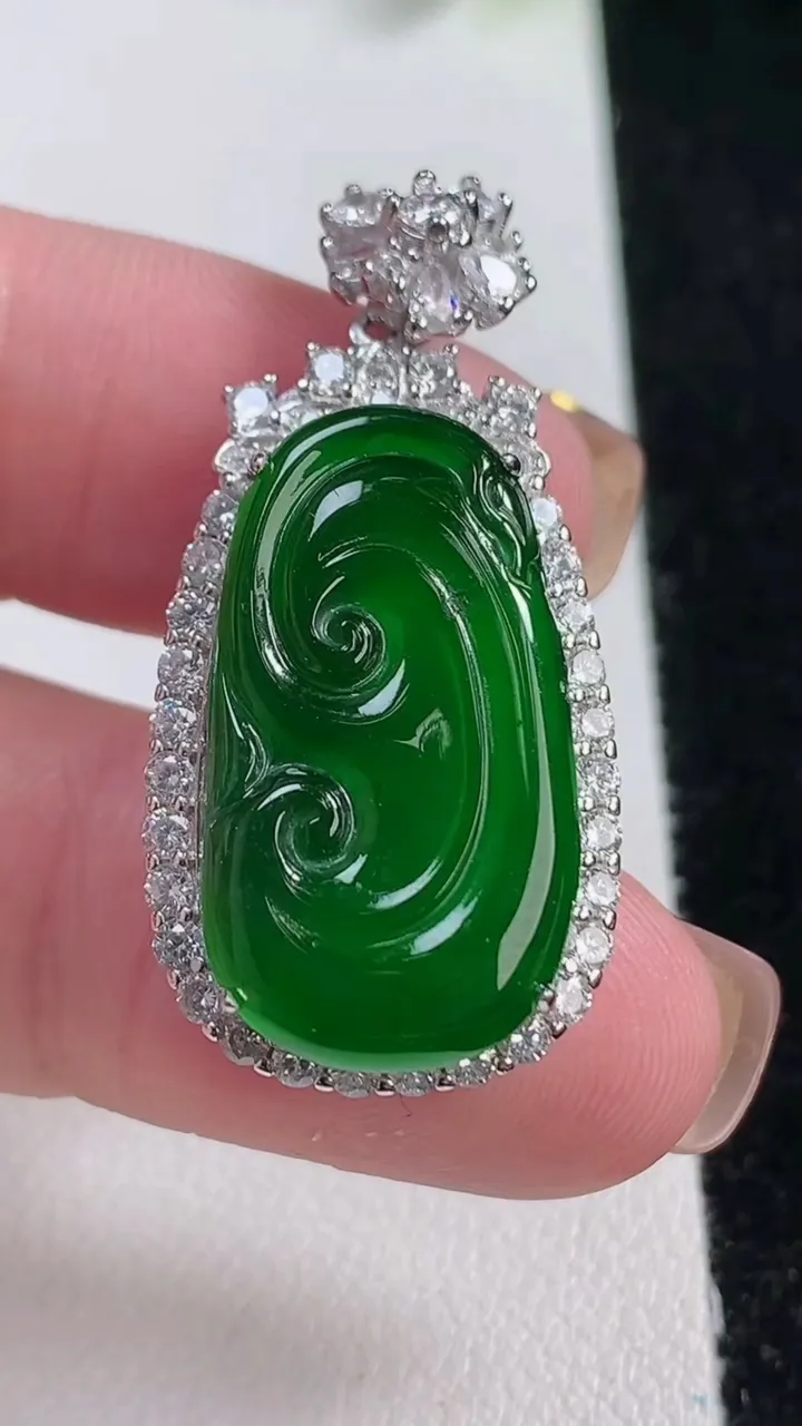 天然A货翡翠如意吊坠，尺寸38.4-18.5-9.5，裸石24.4-14.3-3.6重量:6.52g
11月12日