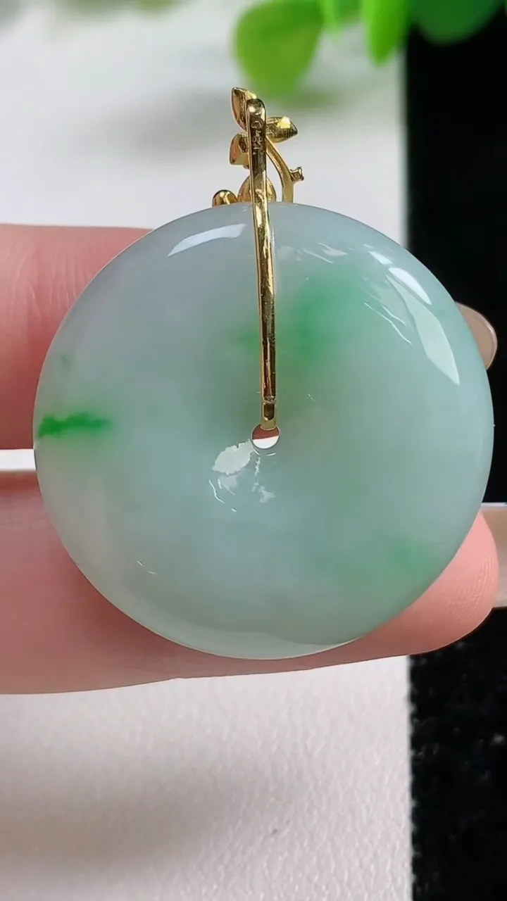 天然A货翡翠平安扣吊坠，尺寸29.8-6.7，重量:12.72g
11月12日