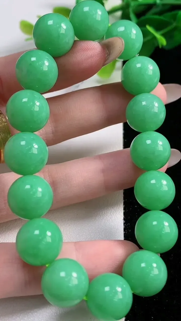 天然A货翡翠圆珠手串16颗，尺寸13，重量:60.56g11月12日
工厂直销收藏佳品,种好水足，色泽均匀，有种有色，上手高大气！