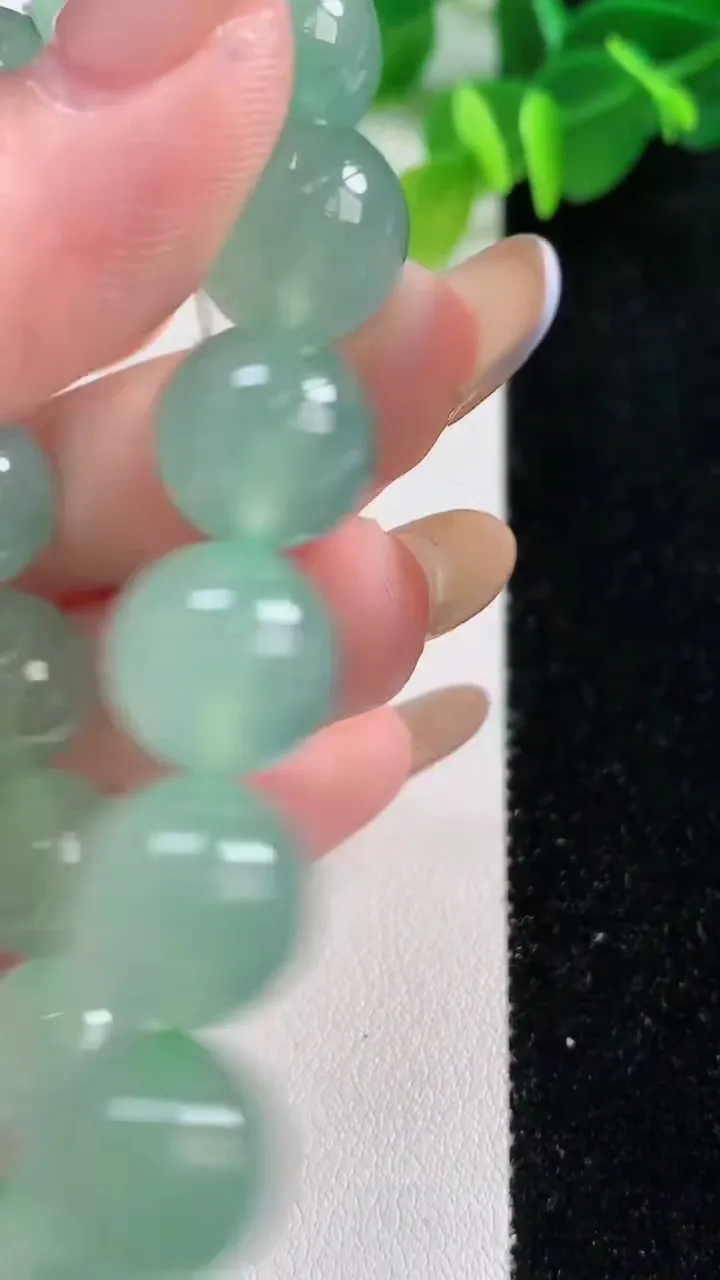 天然A货翡翠圆珠手串16颗，尺寸12.8，重量:55.46g11月12日
工厂直销收藏佳品,种好水足，色泽均匀，有种有色，上手高大气！