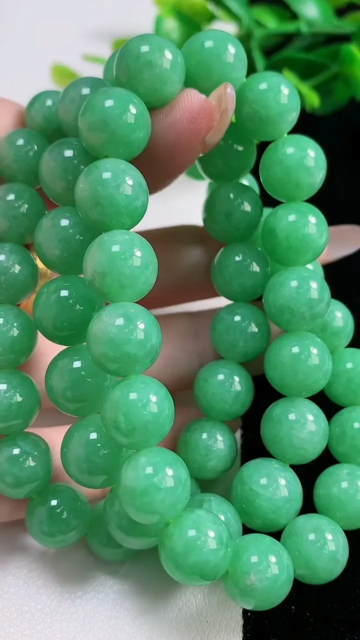 天然A货翡翠圆珠项链53颗，尺寸10，重量:111.77g11月12日
工厂直销收藏佳品,种好水足，色泽均匀，有种有色，上手高大气！