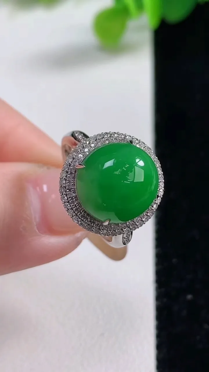 天然A货翡翠蛋面戒指，尺寸17.7-12-11-10.6，重量:4.32g2025年11月12日
工厂直销收藏佳品,种好水足，色泽均匀，有种有色，上手高大气！