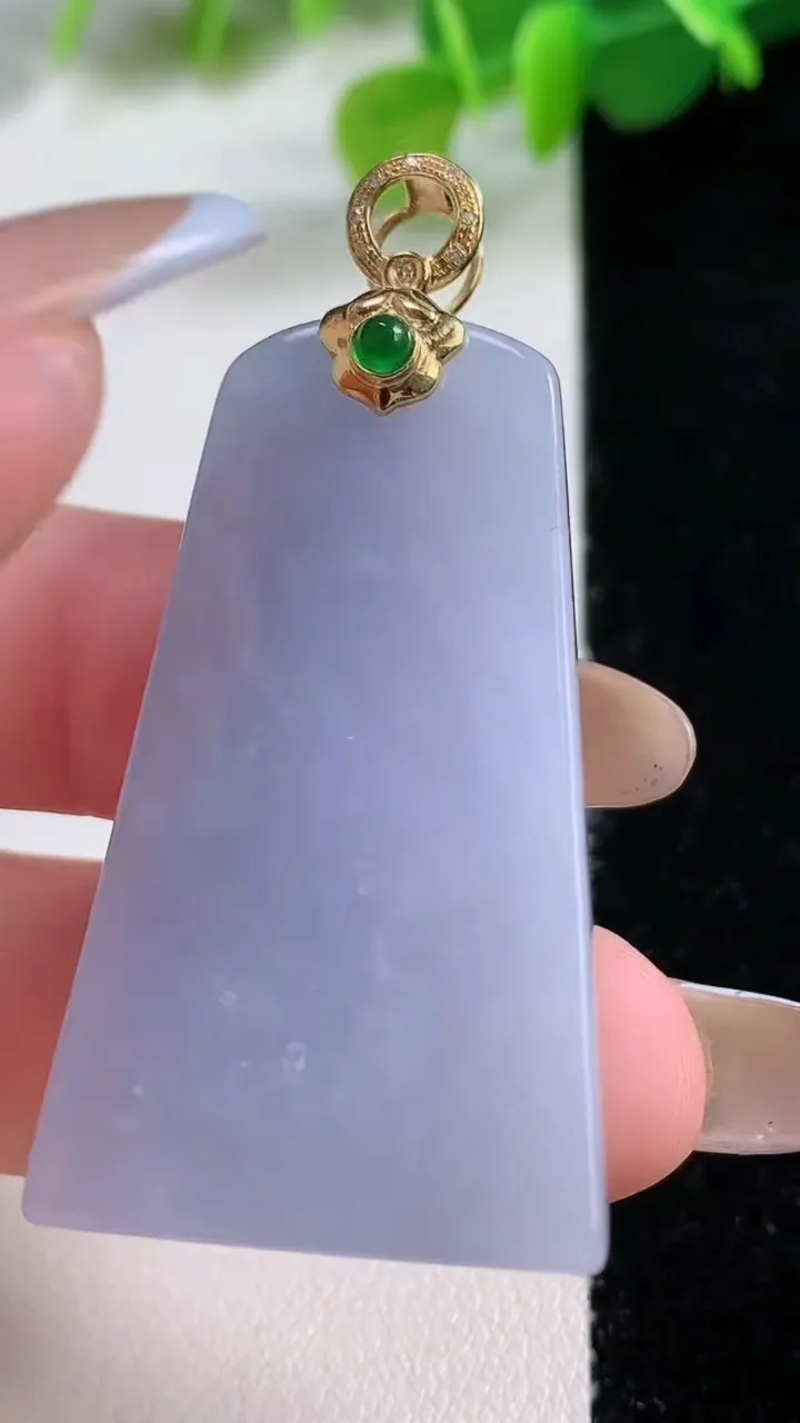 天然A货翡翠种紫罗兰无事牌吊坠，尺寸42.5-24.6-7.6，重量:22.32g
11月12日