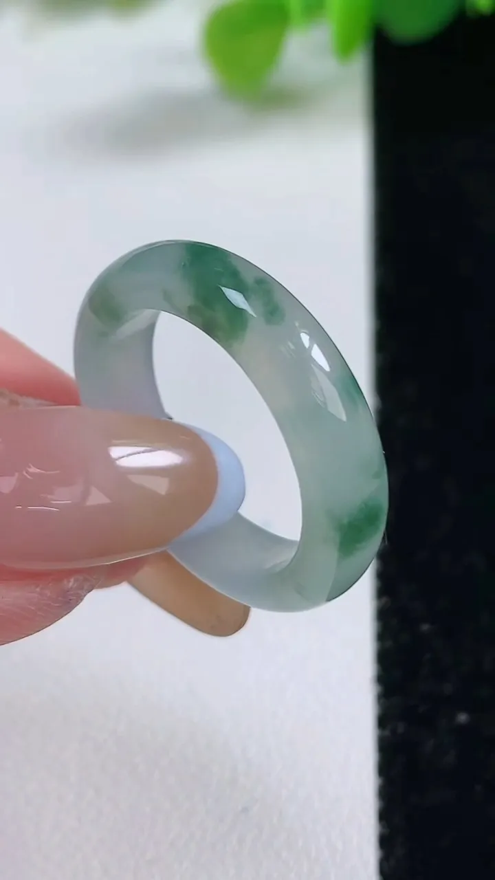 天然A货翡翠冰种飘花指环 戒指，尺寸17.8-5.4-3.3，重量:4.23g2025年11月12日
工厂直销收藏佳品,种好水足，色泽均匀，有种有色，上手高大气！