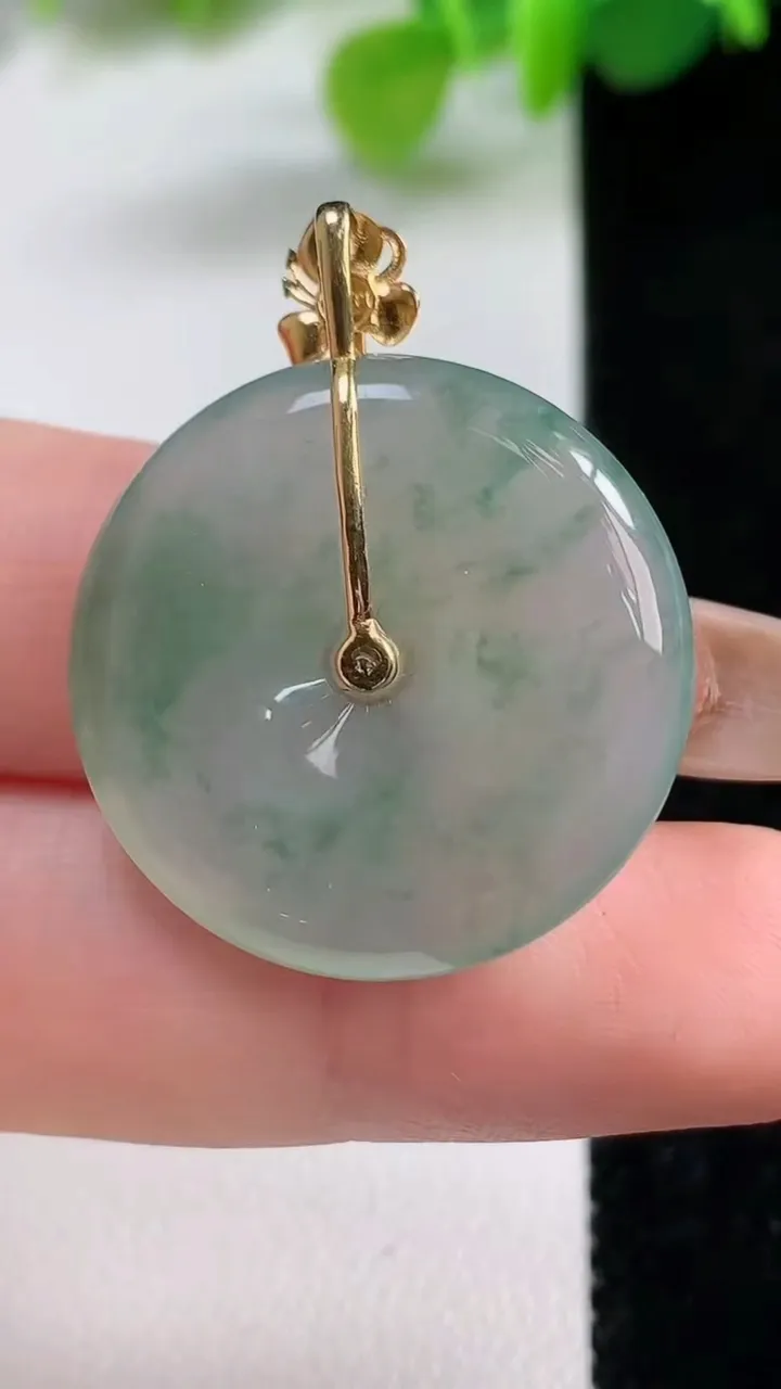 天然A货翡翠种飘花平安扣吊坠，尺寸25.4-4.8，重量:7.02g
11月12日