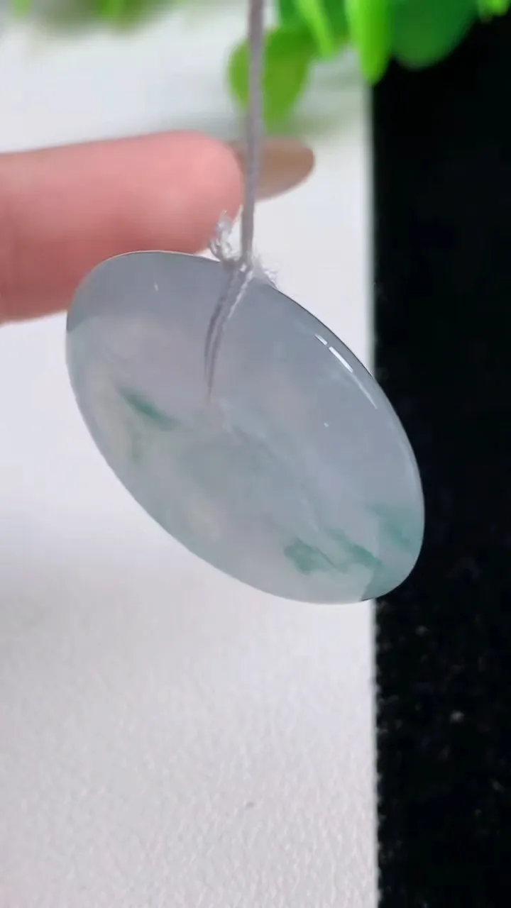 天然A货翡翠种飘花平安扣吊坠，尺寸29-6.4，重量:11.18g
11月12日