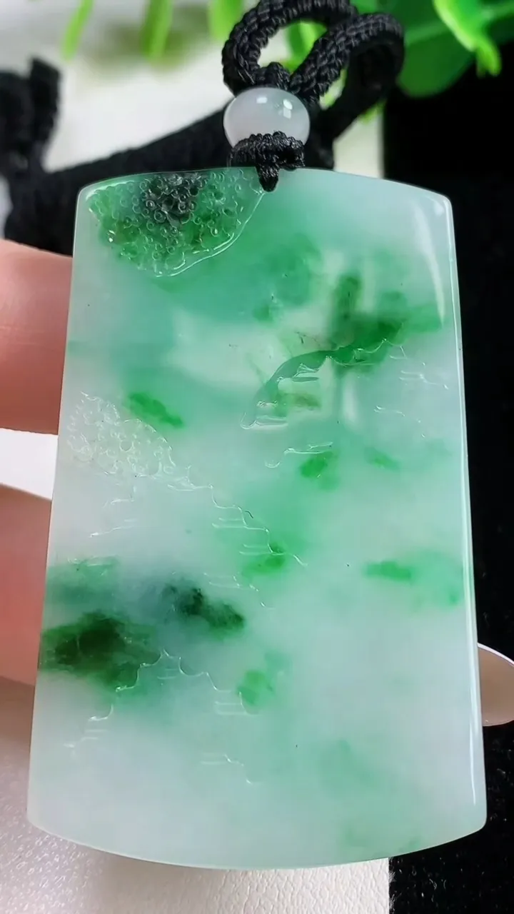 天然A货翡翠山水牌吊坠，尺寸57-35.3-5.8，重量:29.34g
11月12日