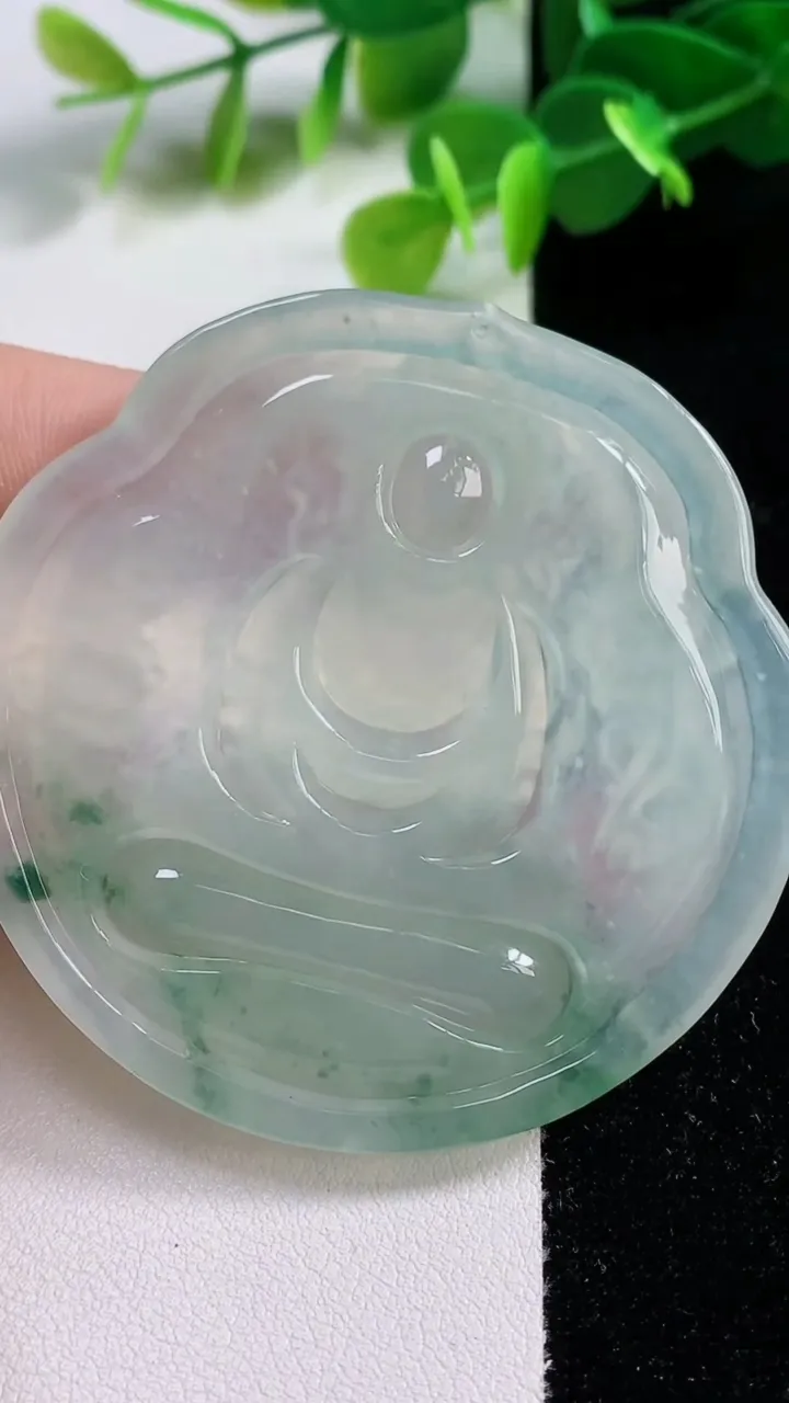 天然A货翡翠种飘花度母观音菩萨吊坠，尺寸57.5-58-6，重量:35.26g
11月12日