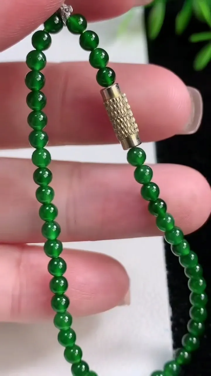 天然A货翡翠小米珠手串，尺寸3.3-45颗，重量:4.47g11月12日
工厂直销收藏佳品,种好水足，色泽均匀，有种有色，上手高大气！