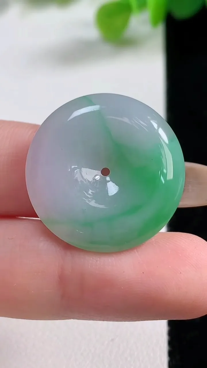 天然A货翡翠平安扣吊坠，尺寸24-5.3，重量:6.24g
11月12日