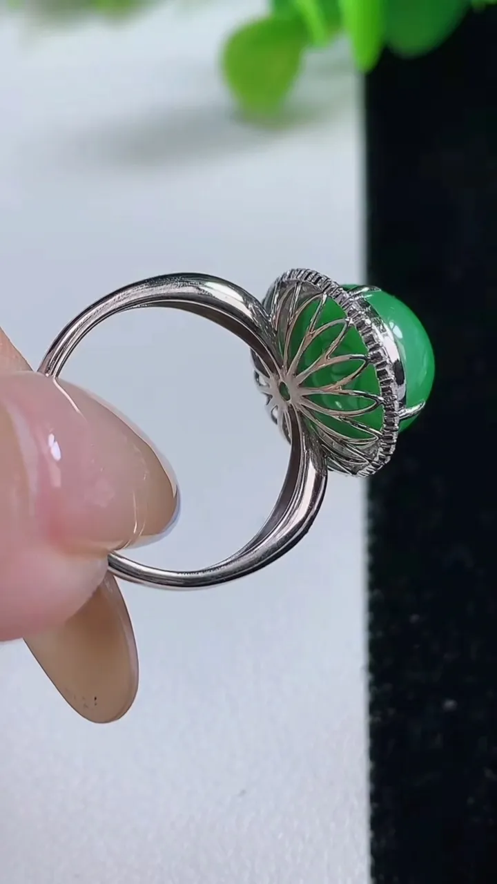 天然A货翡翠蛋面戒指，尺寸17.7-12-11-10.6，重量:4.32g2025年11月12日
工厂直销收藏佳品,种好水足，色泽均匀，有种有色，上手高大气！
