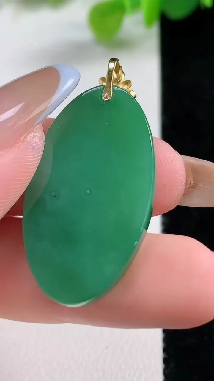天然A货翡翠无事牌吊坠，尺寸30.2-18-3.7，重量:6.12g
11月12日