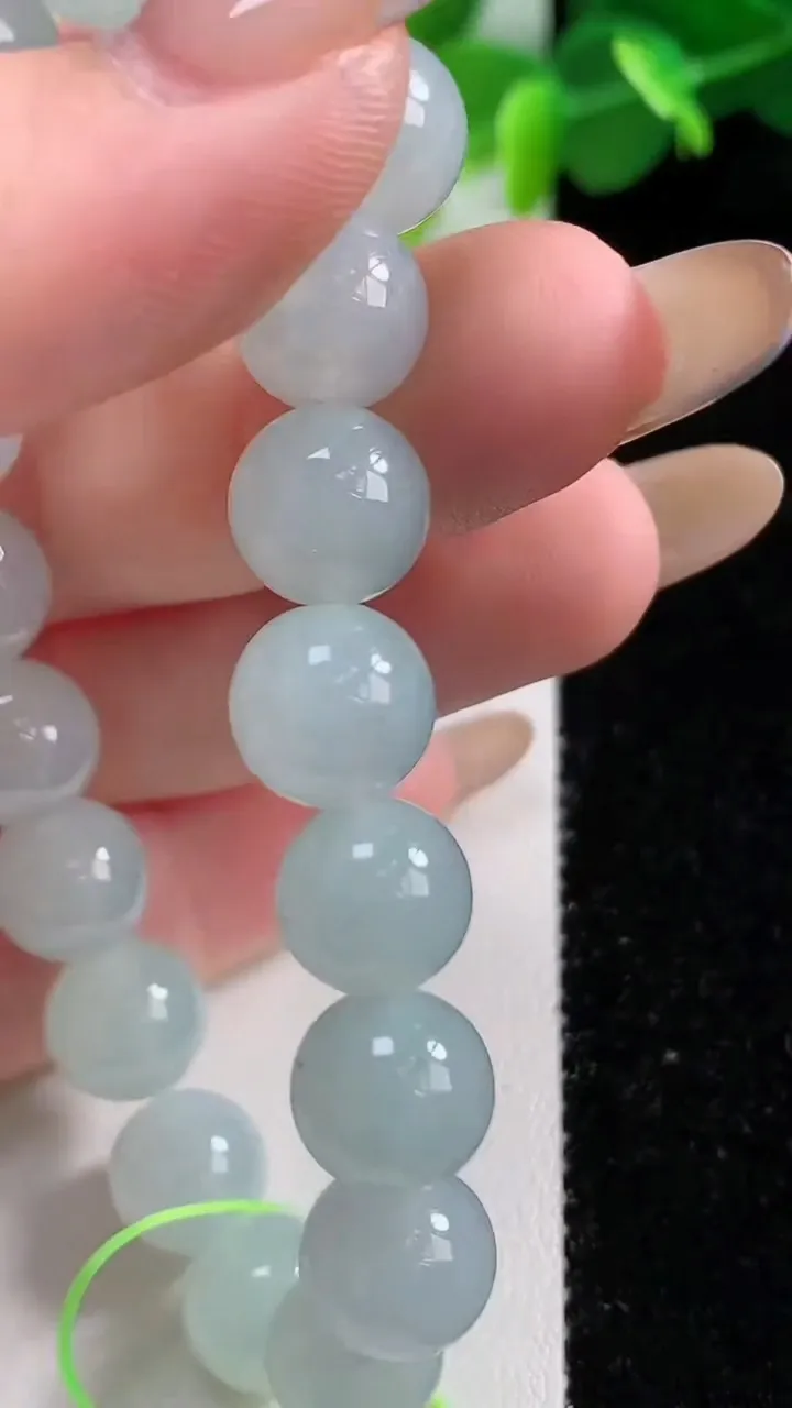 天然A货翡翠圆珠手串19颗，尺寸10，重量:30.74g11月12日
工厂直销收藏佳品,种好水足，色泽均匀，有种有色，上手高大气！