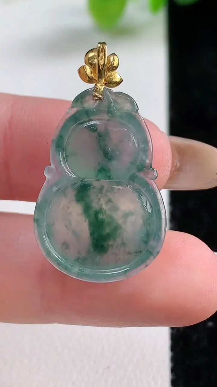 天然A货翡翠种飘花葫芦吊坠，尺寸24.3-17.4-5，重量:3.97g
11月12日