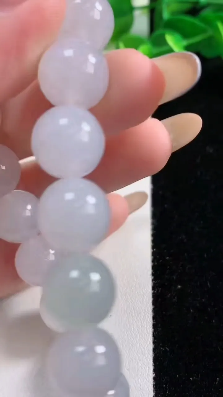 天然A货翡翠种白冰圆珠手串17颗，尺寸12.4，重量:56.42g11月12日
工厂直销收藏佳品,种好水足，色泽均匀，有种有色，上手高大气！