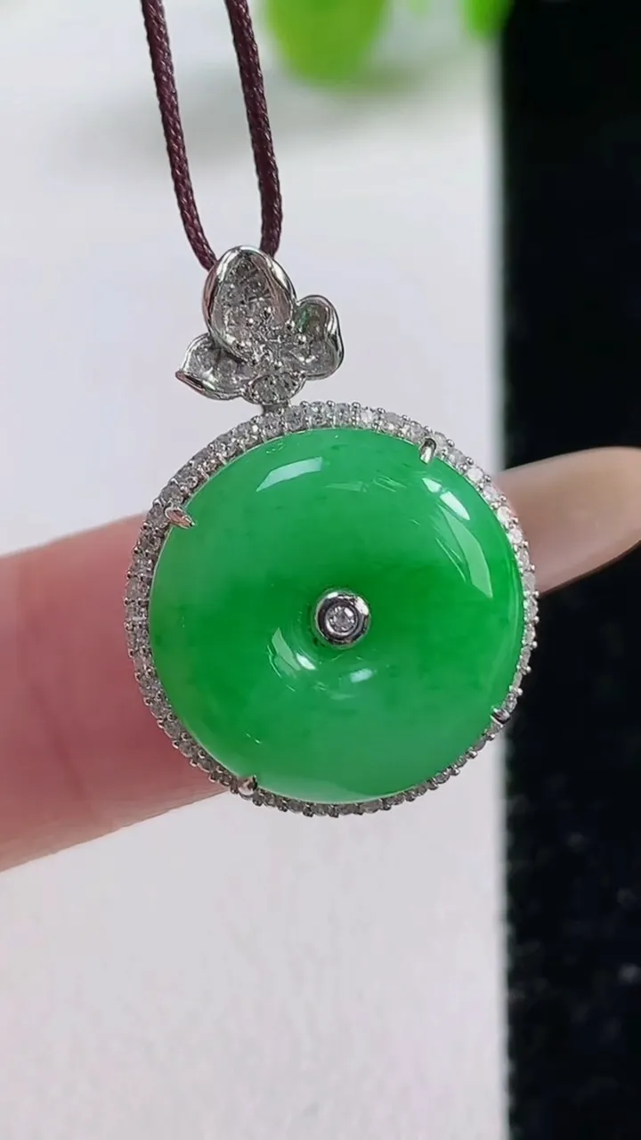 天然A货翡翠平安扣吊坠，尺寸23.8-17-8.3裸石14.8，重量:4.12g
11月12日