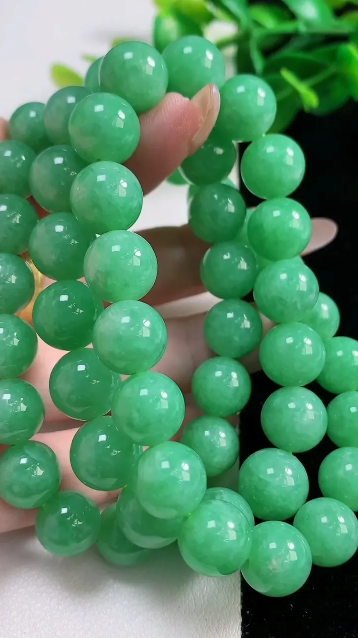 天然A货翡翠圆珠项链53颗，尺寸10，重量:111.77g11月12日
工厂直销收藏佳品,种好水足，色泽均匀，有种有色，上手高大气！