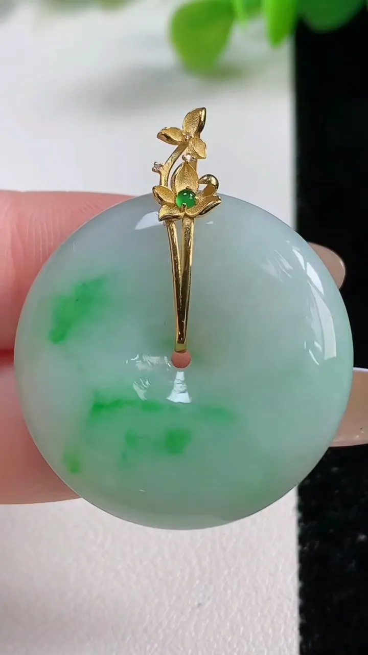 天然A货翡翠平安扣吊坠，尺寸29.8-6.7，重量:12.72g
11月12日