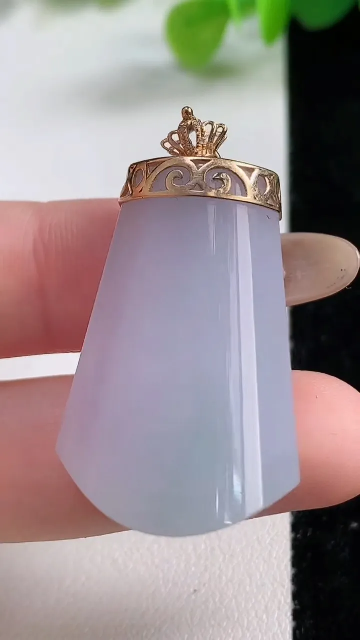 天然A货翡翠种紫罗兰福瓜吊坠，尺寸32-12.8-6.7，重量:5.93g
11月12日