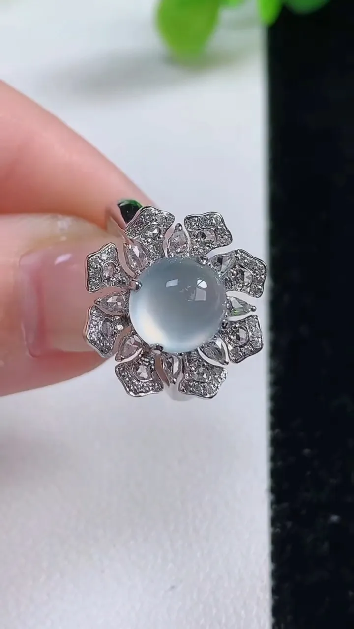 天然A货翡翠种白冰蛋面戒指，尺寸17-8.1-8.4，重量:5.72g2025年11月12日
工厂直销收藏佳品,种好水足，色泽均匀，有种有色，上手高大气！