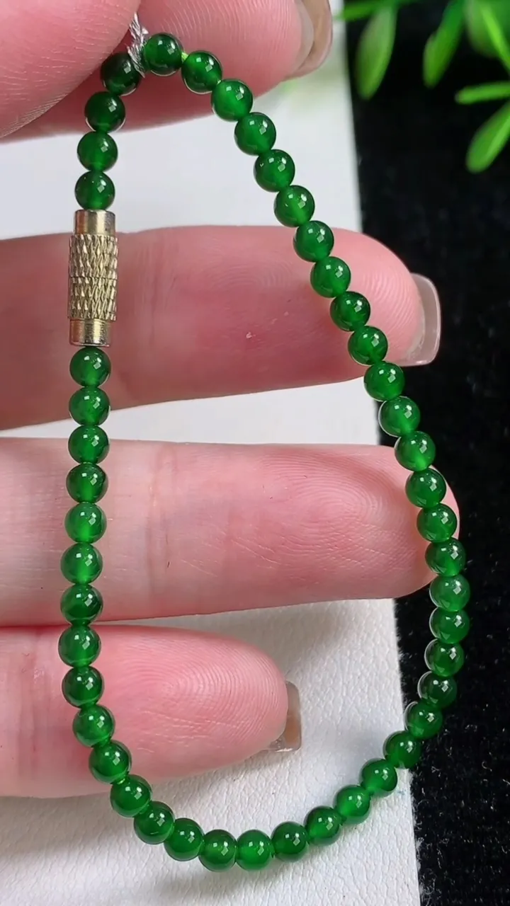 天然A货翡翠小米珠手串，尺寸3.3-45颗，重量:4.47g11月12日
工厂直销收藏佳品,种好水足，色泽均匀，有种有色，上手高大气！