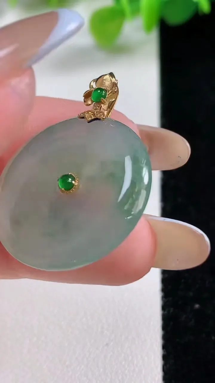 天然A货翡翠种飘花平安扣吊坠，尺寸25.4-4.8，重量:7.02g
11月12日
