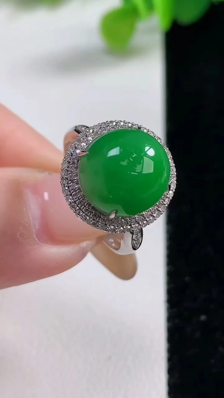 天然A货翡翠蛋面戒指，尺寸17.7-12-11-10.6，重量:4.32g2025年11月12日
工
