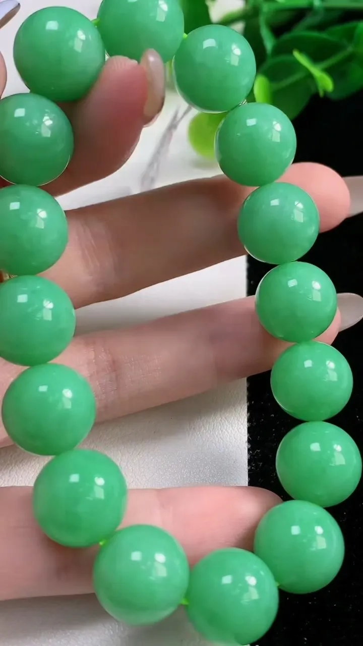 天然A货翡翠圆珠手串16颗，尺寸13，重量:60.56g11月12日
工厂直销收藏佳品,种好水足，色
