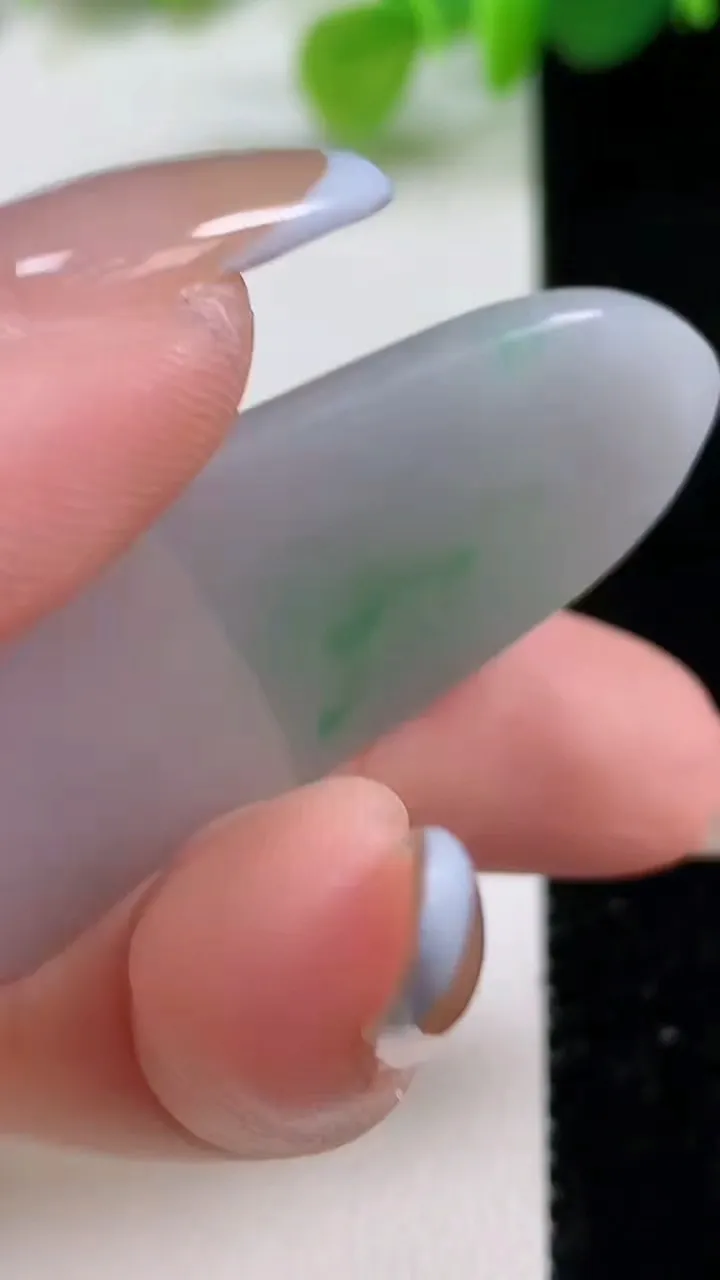 天然A货翡翠大势至观音菩萨吊坠，尺寸48-24-6.7，重量:15.86g
11月12日