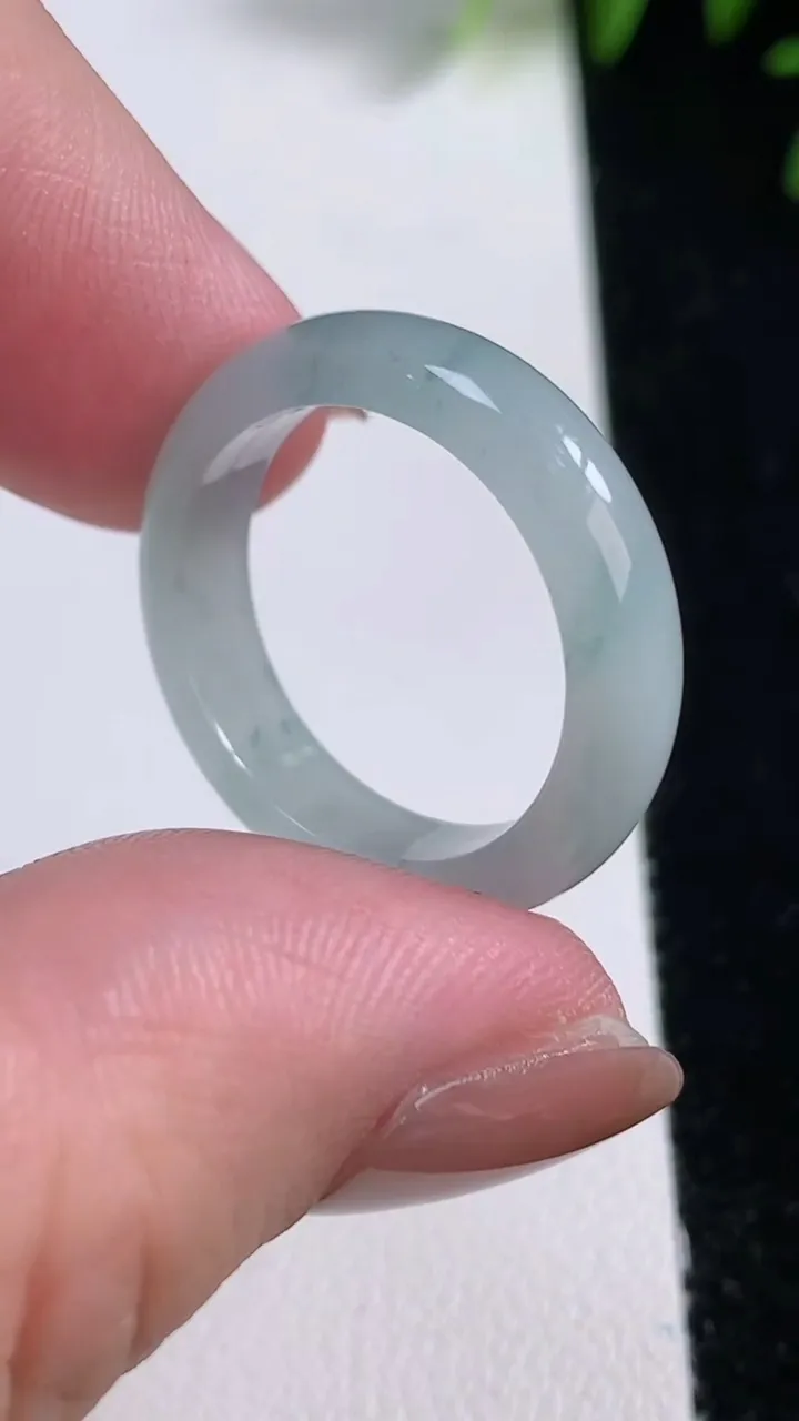 天然A货翡翠冰种飘花指环戒指，尺寸19.5-5.4-3.1，重量:3.57g2025年11月12日
工厂直销收藏佳品,种好水足，色泽均匀，有种有色，上手高大气！