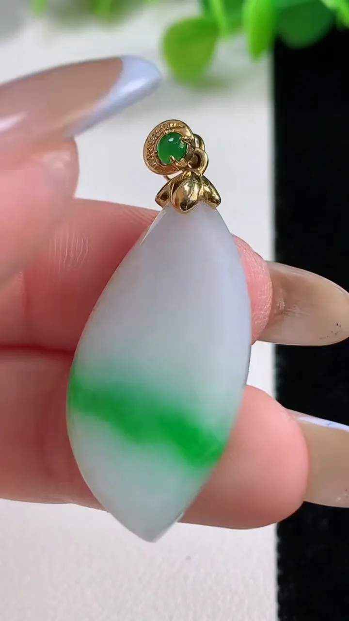 天然A货翡翠随形吊坠，尺寸31.6-15.6-3.8，重量:4.96g
11月12日