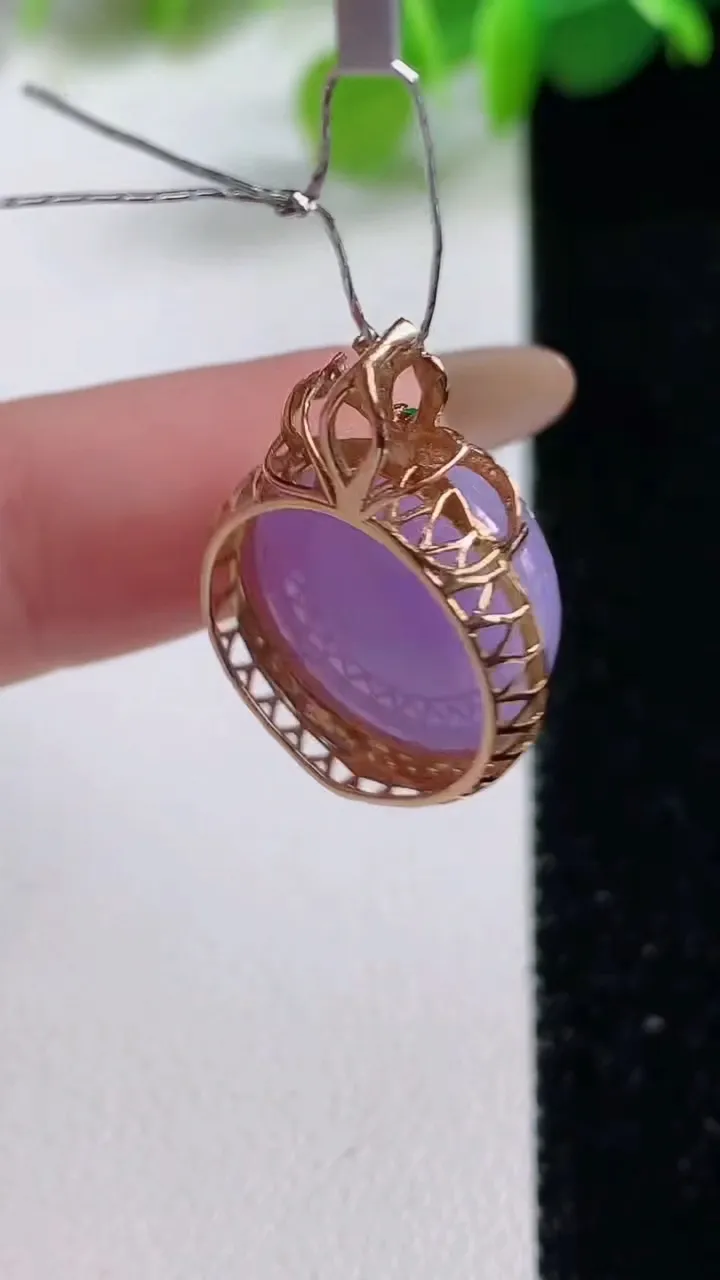 天然A货翡翠种紫罗兰蛋面吊坠，尺寸24.8-17-11裸石15.5-15.2，重量:4.92g
11月12日