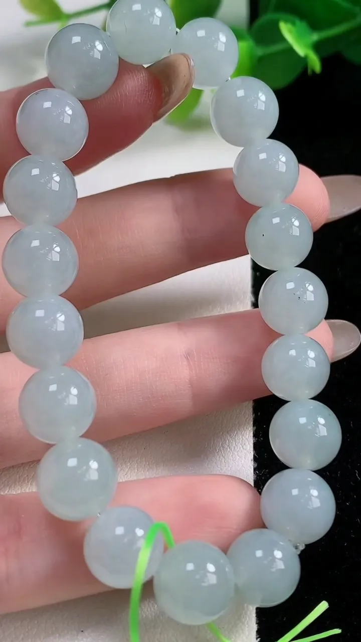 天然A货翡翠圆珠手串19颗，尺寸10，重量:30.74g11月12日
工厂直销收藏佳品,种好水足，色泽均匀，有种有色，上手高大气！