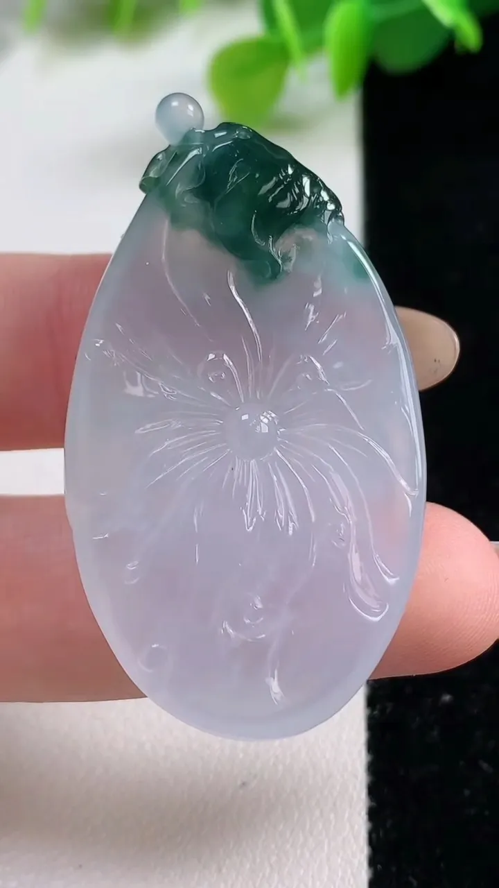 天然A货翡翠冰种飘花和和美美 荷花吊坠，尺寸46.8-26-7.6，重量:14.94g
11月12日