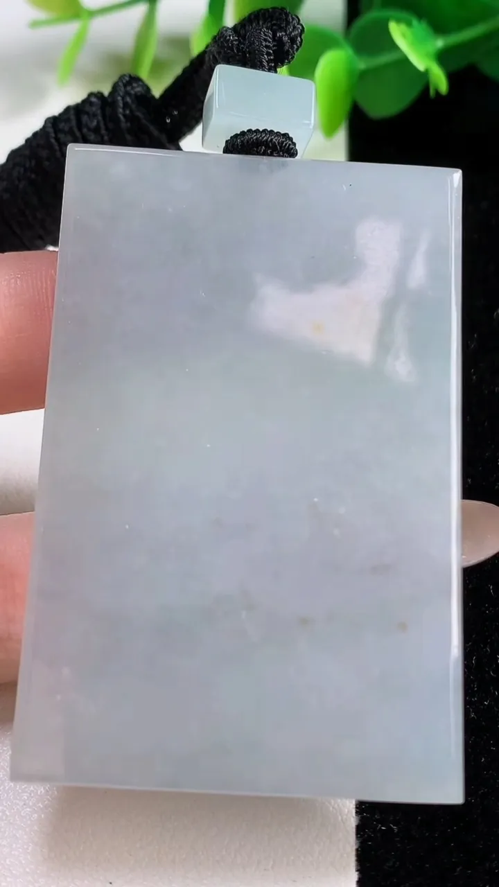 天然A货翡翠无事牌吊坠，尺寸59.7-39.6-6，重量:53.47g
11月12日