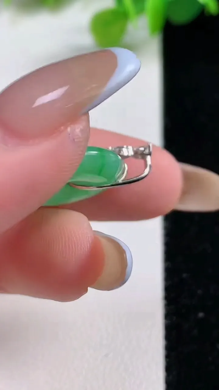 天然A货翡翠平安扣吊坠，尺寸17.3-4，重量:3.13g
11月12日