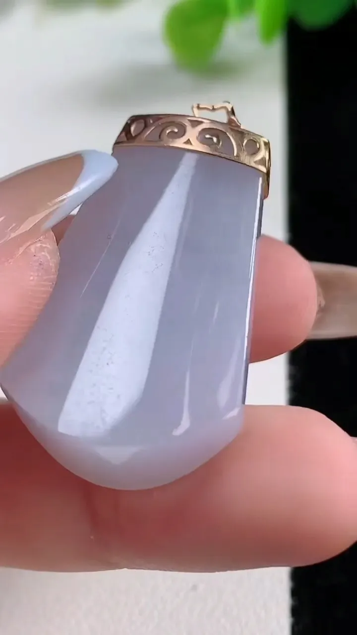 天然A货翡翠种紫罗兰福瓜吊坠，尺寸32-12.8-6.7，重量:5.93g
11月12日