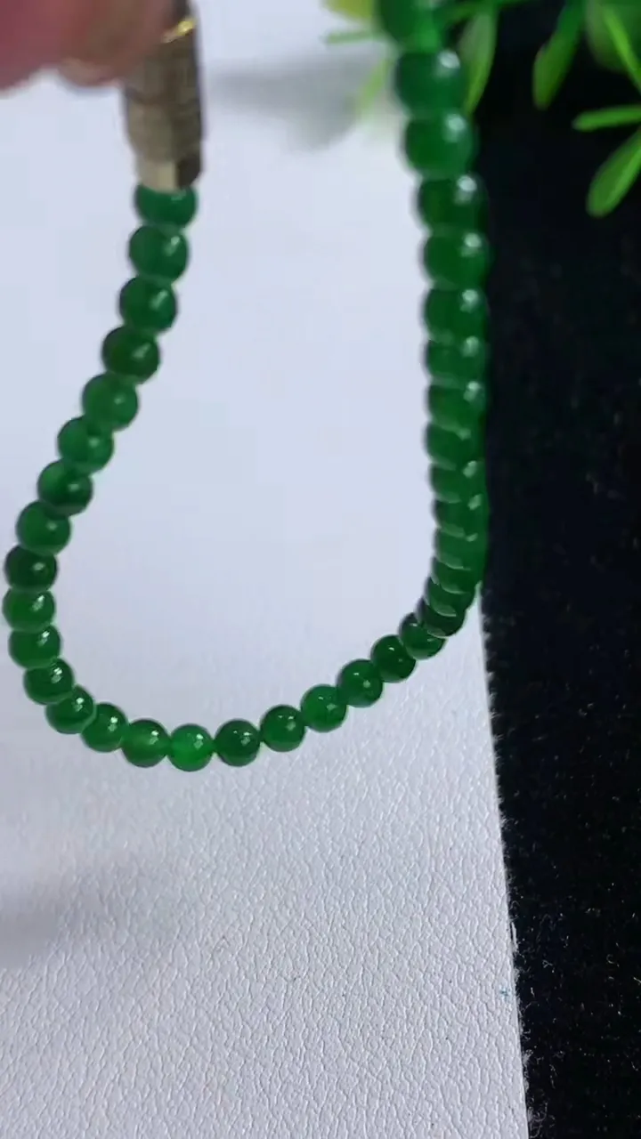 天然A货翡翠小米珠手串，尺寸3.3-45颗，重量:4.47g11月12日
工厂直销收藏佳品,种好水足，色泽均匀，有种有色，上手高大气！